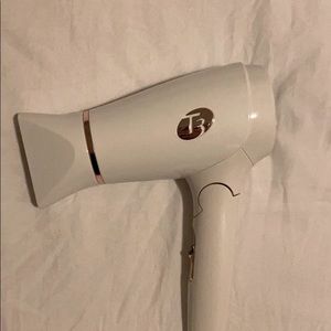 T3 featherweight compact blow dryer